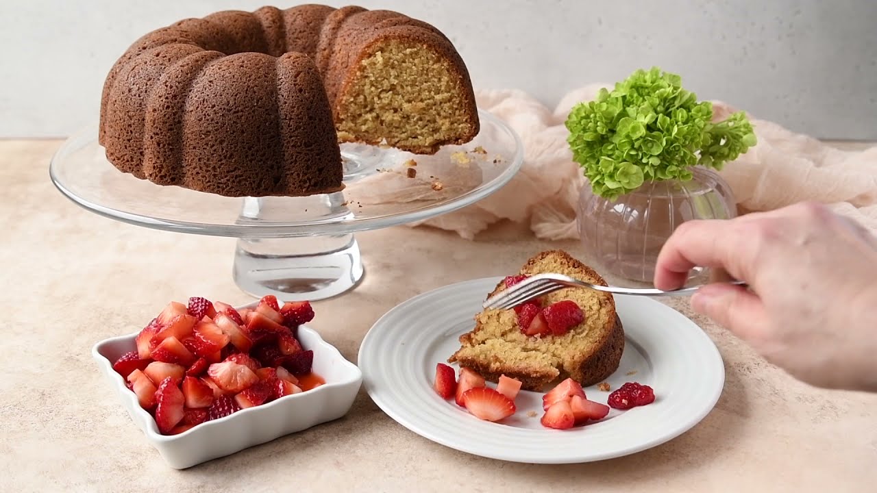 Domino® Sugar bundt cake with strawberries