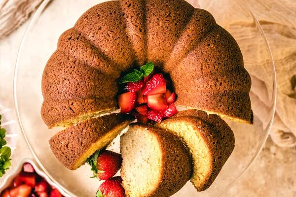 bundt cake macerated strawberries