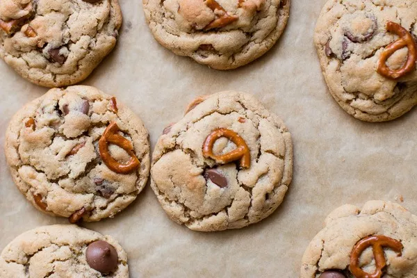 PEANUT BUTTER PRETZEL MILK CHOCOLATE COOKIES