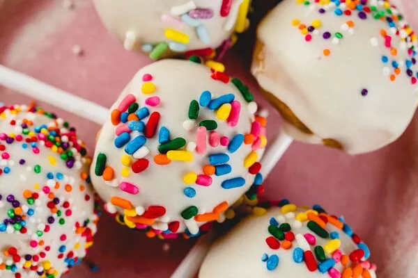 no bake birthday cake pops made with domino dark brown sugar and powdered sugar