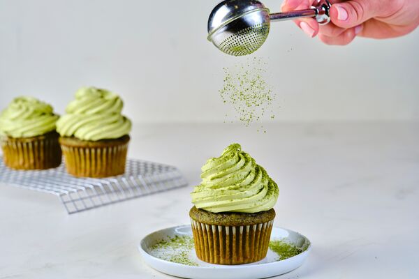 domino sugar matcha green tea cupcake sprinkled with matcha powder