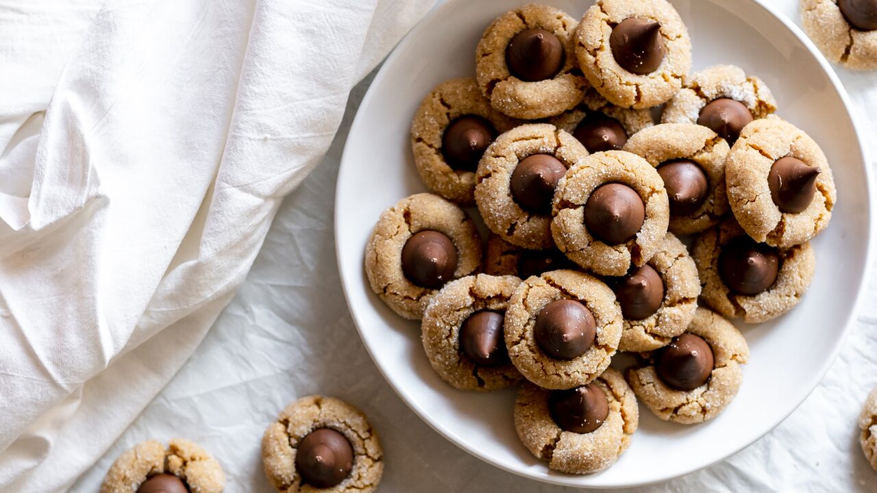 Domino® Sugar peanut butter blossom cookies