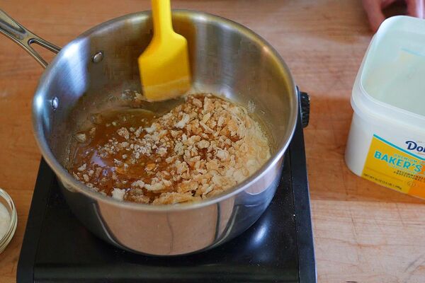 #4 Gently stir the Domino® Baker’s Sugar™ to keep it in motion while it melts and darkens