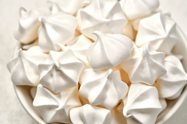 Alt text: best meringue cookies recipe